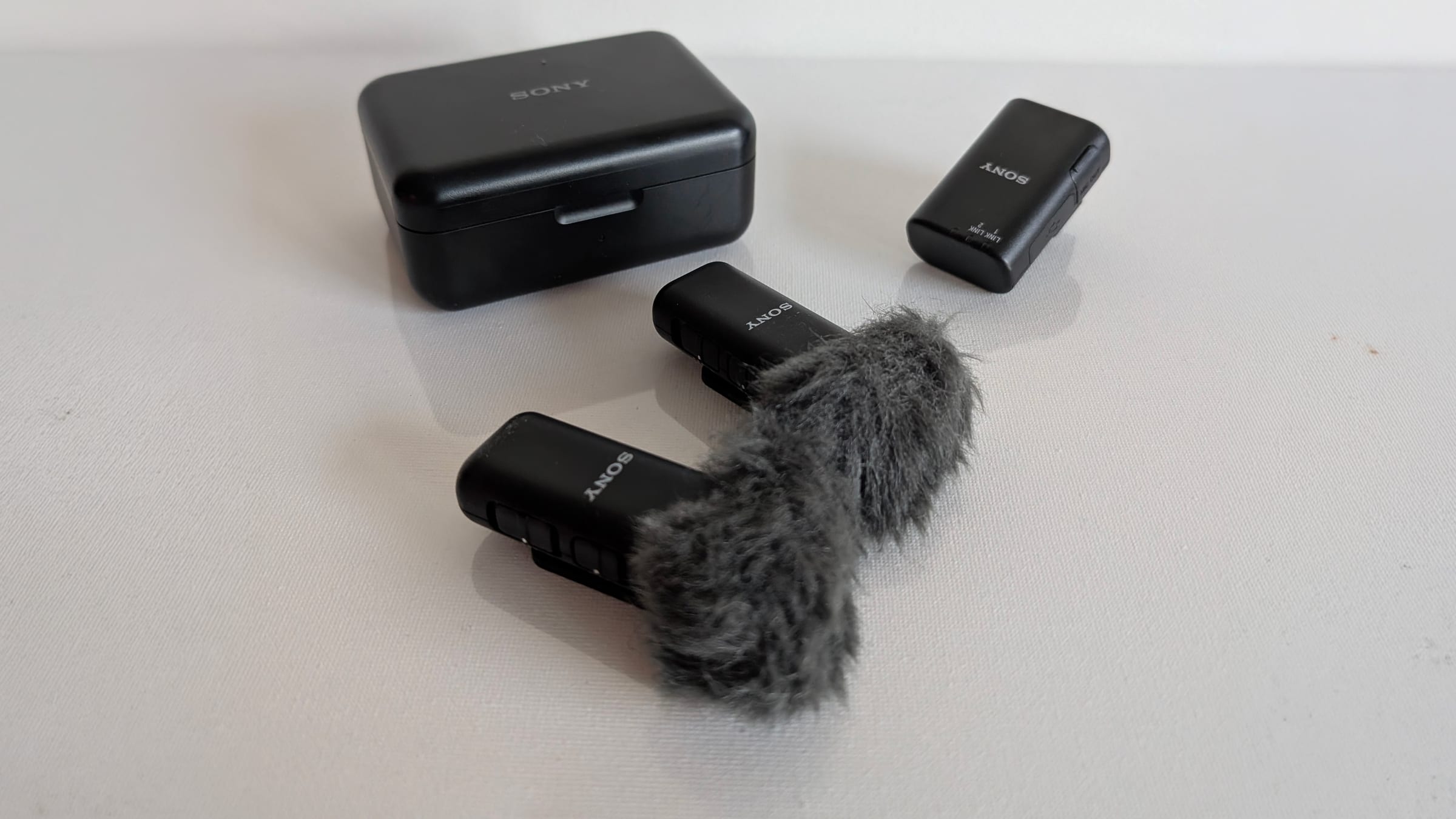 Sony ECM-W3: charging case, two transmitters with a windshield and the receiver