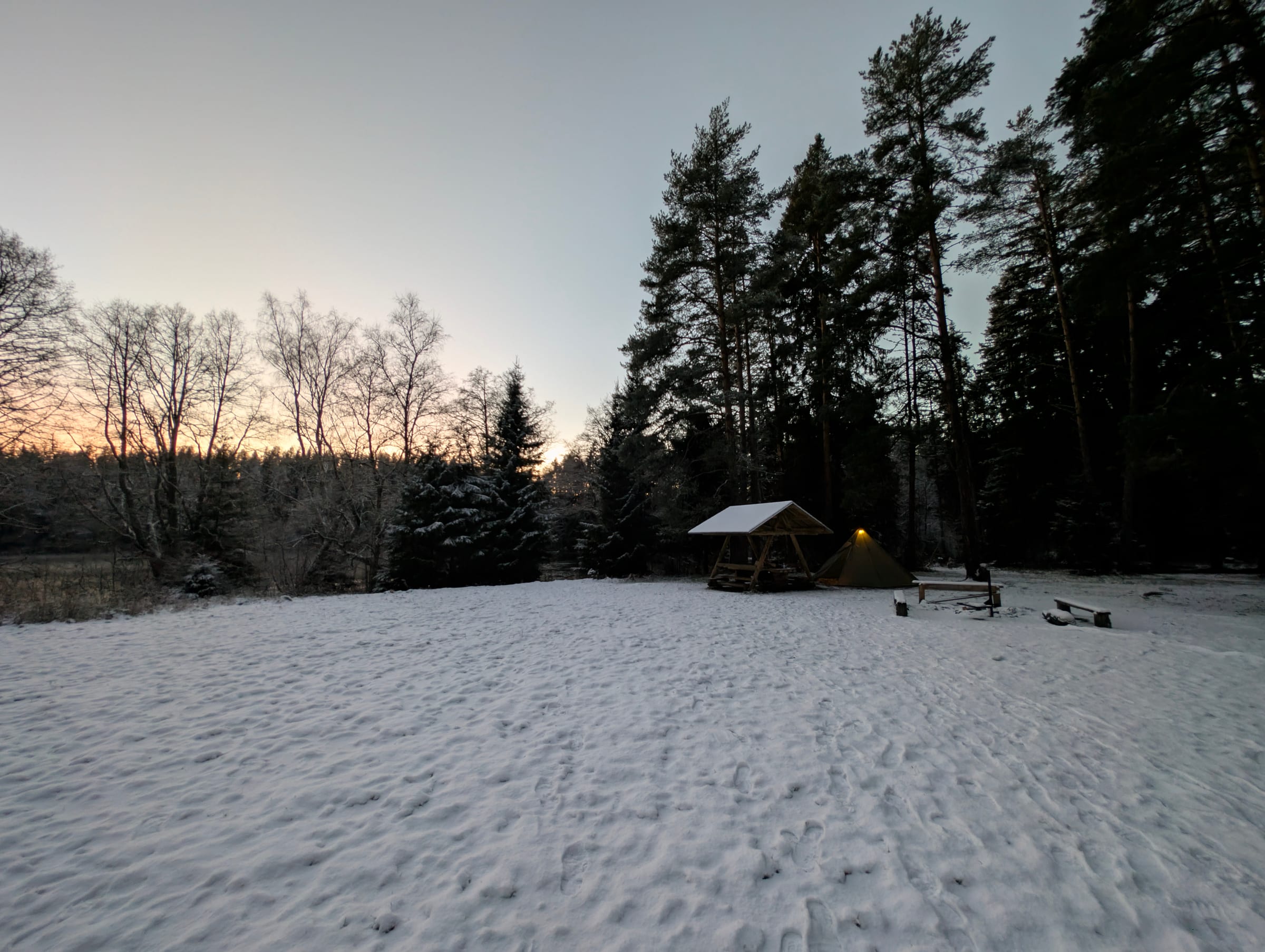 Pärnjärve telkimisala päikeseloojangul, kedagi teist pole